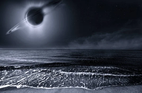 Güneş Tutulması Satürn Gibi Bir Gezegen Tarafından Gezegenin Okyanusu Üzerinde — Stok fotoğraf