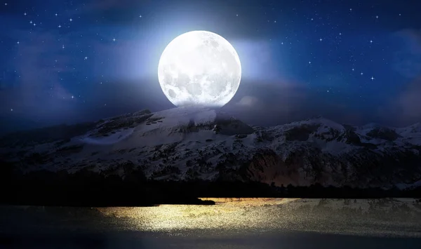 Nachtelijke Besneeuwde Bergen Achtergrond Van Volle Maan Het Meer Het — Stockfoto