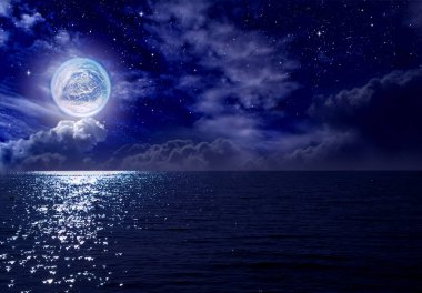 Gece denizi, bulutlar ve yıldızlı gökyüzü üzerinde fantastik dolunay.