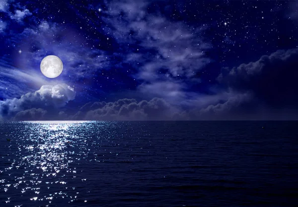 Lua Cheia Sobre Mar Céu Estrelado Imagens Royalty-Free