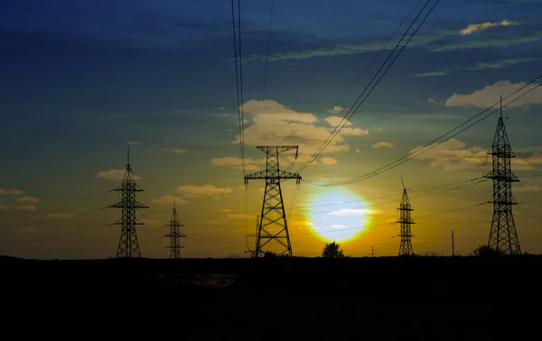 上昇する太陽を背景にした高電圧送電 — ストック写真