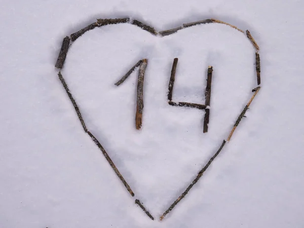 Inima în zăpadă pentru Ziua Îndrăgostiților — Fotografie, imagine de stoc