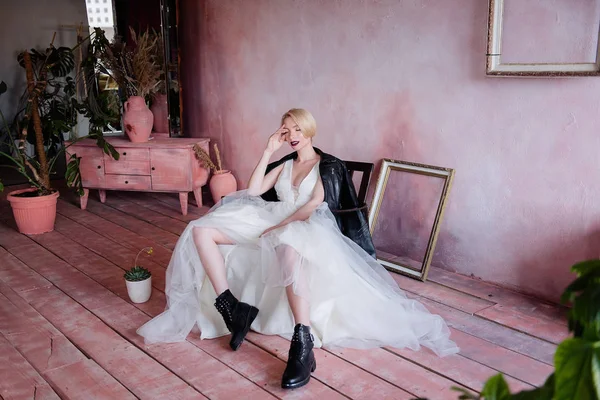 Gyönyörű Lány Egy Szokatlan Kép Menyasszony Menyasszony Finom Ruhában Durva — Stock Fotó