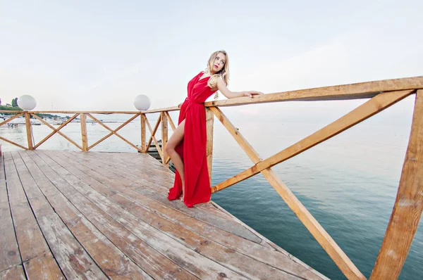 Encantadora Chica Largo Vestido Rojo Está Bailando Posando Muelle Sobre — Foto de Stock
