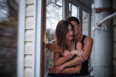 Sevgi dolu genç bir çift dairedeki balkon teraslarının penceresinde sarılıyor. Genç adam evde güzel bir kadınla gülüyor. Sevgililer öpüşür, tutkulu bir şekilde birlikte vakit geçirirler. Yaşam biçimi