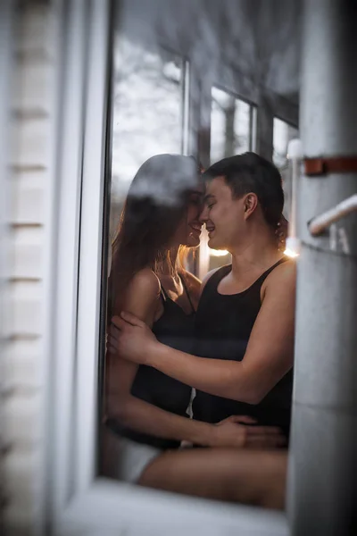 Una Pareja Joven Cariñosa Abraza Ventana Terraza Del Balcón Apartamento —  Fotos de Stock