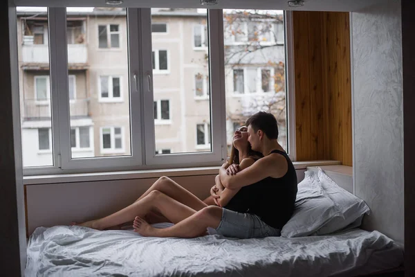 Vue Panoramique Appartement Moderne Avec Une Fenêtre Près Laquelle Couple — Photo