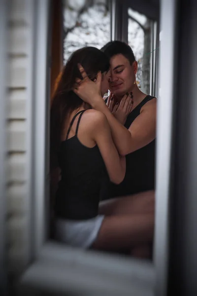 Jeune Couple Amoureux Étreint Fenêtre Leur Balcon Terrasse Dans Appartement — Photo