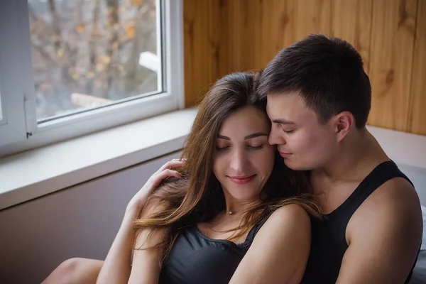 Gros Plan Portrait Couple Amoureux Couché Sur Lit Maison Embrassant — Photo