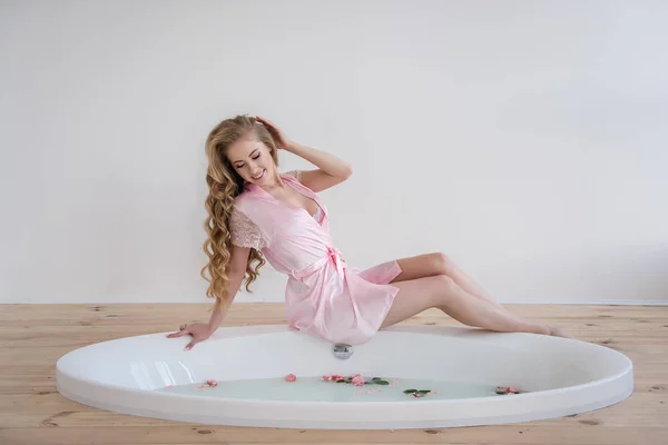 Mooi Meisje Neemt Spa Behandelingen Een Chique Badkuip Met Bloemen — Stockfoto