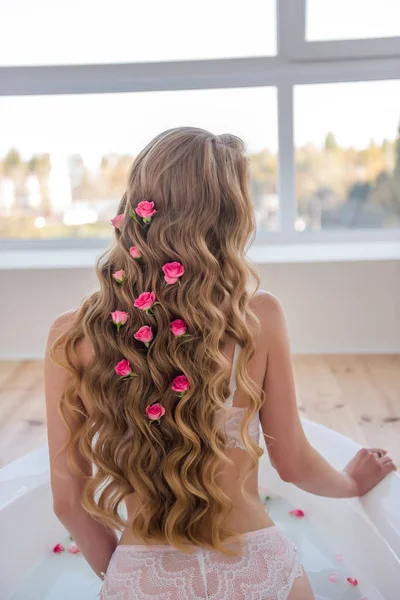 Ein Schönes Mädchen Mit Langen Haaren Sonnt Sich Einem Duftenden — Stockfoto