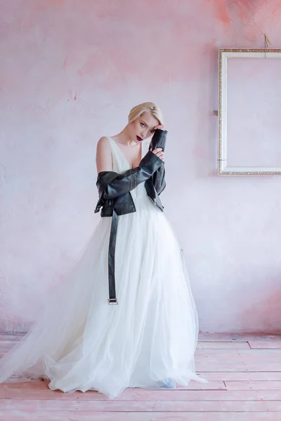 Beautiful Bride Poses Camera Girl Short Hair Wedding Dress Leather — ストック写真