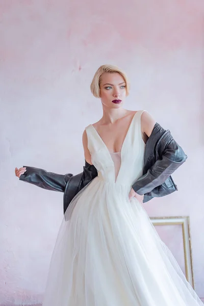 Beautiful Bride Poses Camera Girl Short Hair Wedding Dress Leather — 스톡 사진