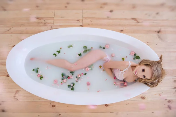 Lány Fürdőszobában Fekszik Virágokkal Gyönyörű Egészséges Test — Stock Fotó