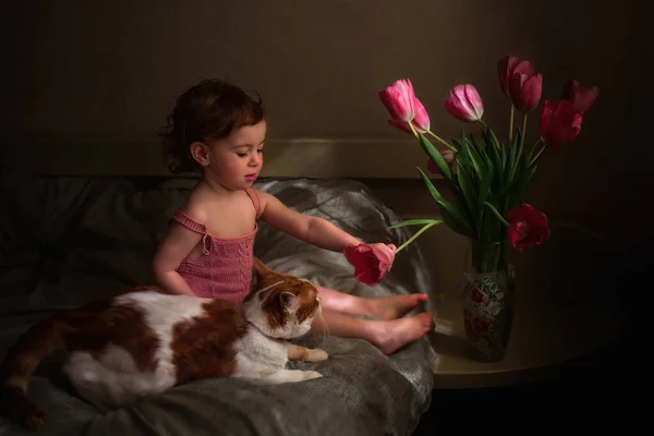Una Niña Pequeña Con Gato Rojo Cama Están Eclosionando Tulipanes — Foto de Stock