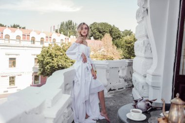 Güzel beyaz elbiseli ve uzun saçlı modern gelin.