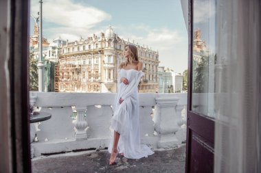 Güzel beyaz elbiseli ve uzun saçlı modern gelin.