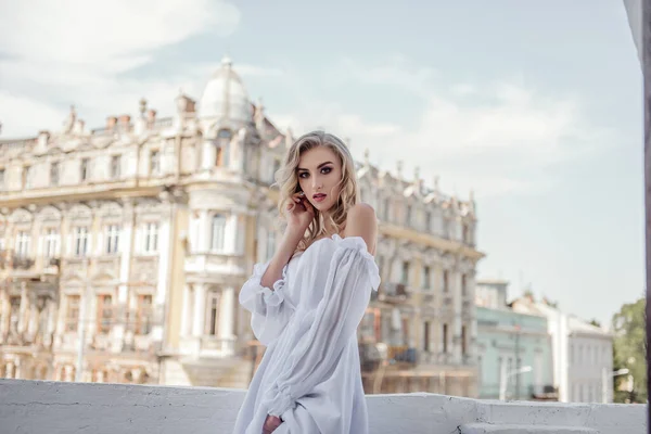Современная Невеста Красивом Белом Платье Длинными Волосами — стоковое фото