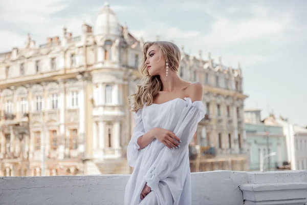 Современная Невеста Красивом Белом Платье Длинными Волосами — стоковое фото