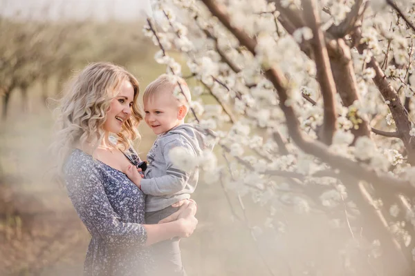 Une Charmante Mère Marche Avec Son Fils Dans Les Jardins — Photo