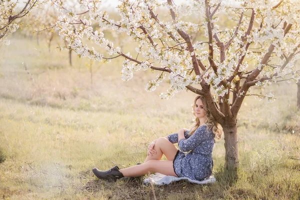 Une Belle Fille Élégante Près Arbre Fleurs — Photo