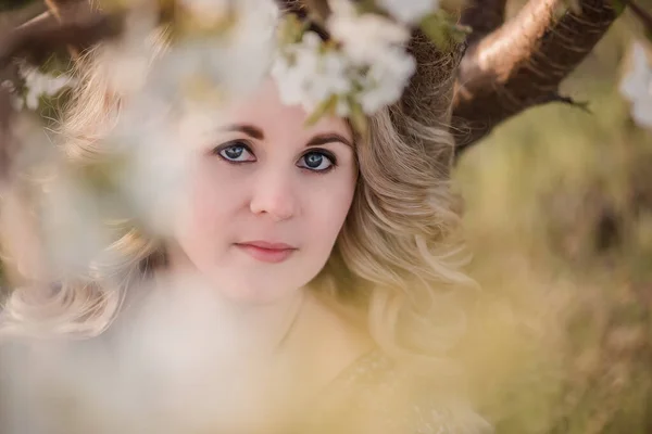 Une Belle Fille Élégante Près Arbre Fleurs — Photo