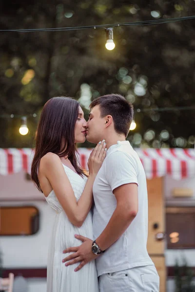 Jovem Casal Beija Lado Sua Caravana Amantes Partiram Uma Lua — Fotografia de Stock