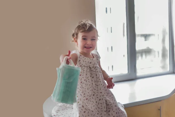 Uma Linda Menina Lhe Uma Máscara Médica Cuide Ponha Uma — Fotografia de Stock