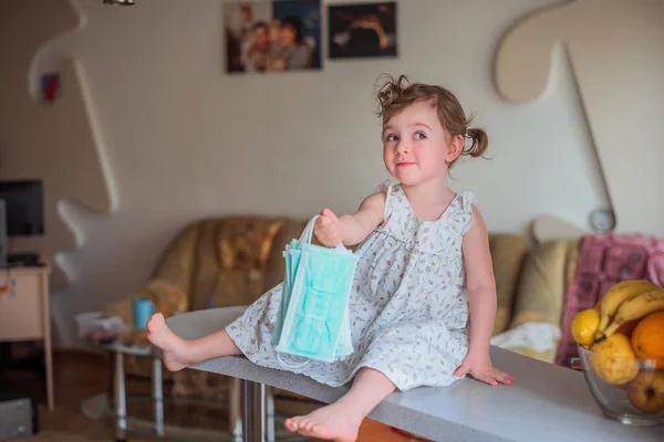 Гарна Маленька Дівчинка Дає Тобі Медичну Маску Бережіть Одягніть Медичну — стокове фото
