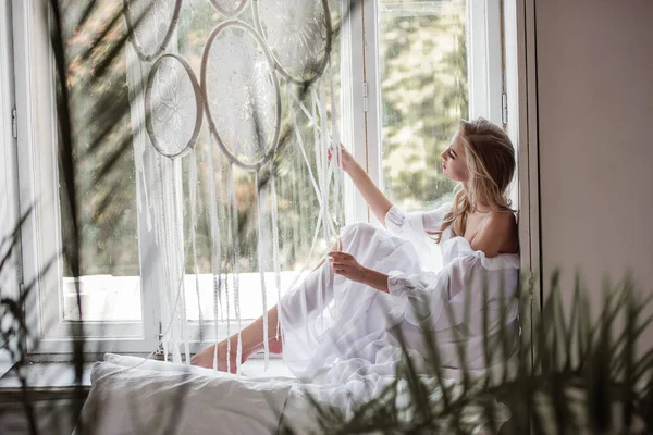 Gelin Büyük Pencerede Damadı Bekliyor Beyaz Uzun Elbiseli Çekici Bir — Stok fotoğraf