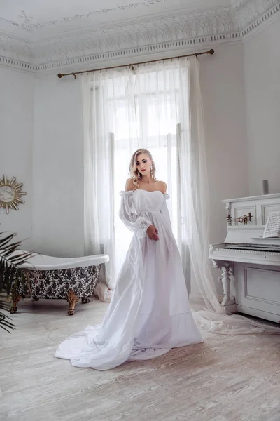 Egy Gyönyörű Menyasszony Egy Hosszú Fehér Ruhában Köröz Szobában Fontos — Stock Fotó