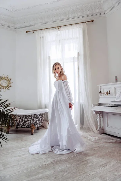 Una Hermosa Novia Vestido Blanco Largo Está Dando Vueltas Por —  Fotos de Stock