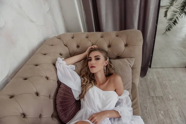 Novia Moda Vestido Moda Con Pelo Pendientes Largos Sentados Sofá — Foto de Stock