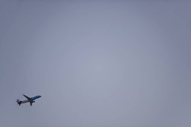 Karantina sırasındaki uçuşları iptal ediyorum. Uçak gökyüzünde uçuyor. Turist uçağı insanları tatile götürüyor..