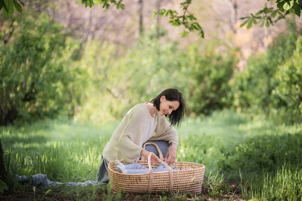 Mam Draagt Haar Zoon Een Rieten Mand Familie Picknick Natuur — Stockfoto