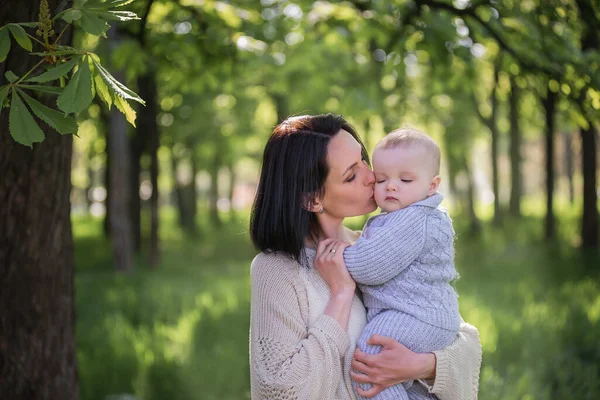 Krásná Matka Drží Svého Malého Syna Náručí Matka Objímá Svého — Stock fotografie