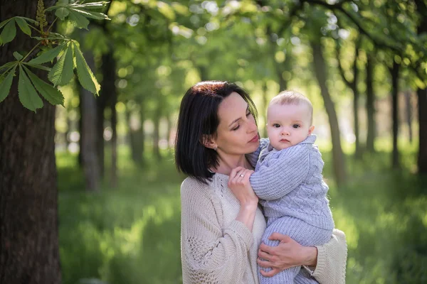 Güzel Bir Anne Küçük Oğlunu Kollarına Alır Bir Anne Oğluna — Stok fotoğraf