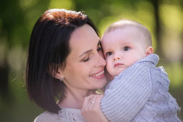 Eine Schöne Mutter Hält Ihren Kleinen Sohn Auf Dem Arm — Stockfoto