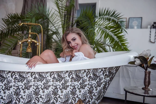 Una Hermosa Mujer Joven Sienta Baño Una Sala Estar Grande — Foto de Stock