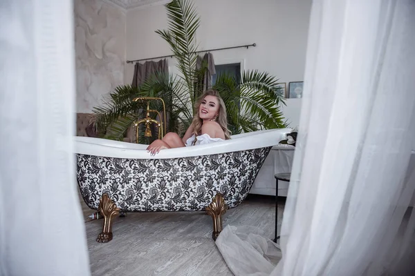 Eine Schöne Junge Frau Sitzt Badezimmer Eines Großen Hellen Wohnzimmers — Stockfoto