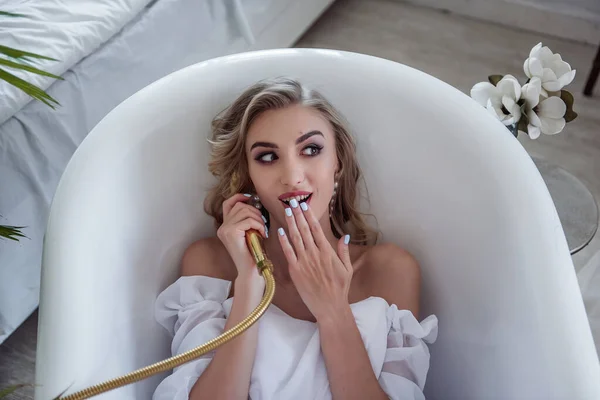 Beyaz Gelinlikli Güzel Bir Kadın Banyoda Yatıyor Telefonda Konuşuyormuş Gibi — Stok fotoğraf