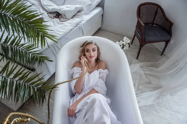 Beyaz Gelinlikli Güzel Bir Kadın Banyoda Yatıyor Telefonda Konuşuyormuş Gibi — Stok fotoğraf