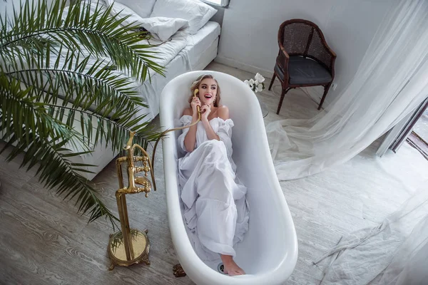 Schöne Moderne Braut Einem Brautkleid Hat Spaß Und Posiert Badezimmer — Stockfoto
