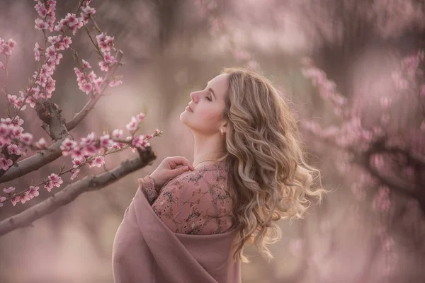 Stijlvol Mooi Meisje Poseren Bloeiende Tuinen Gelukkige Gezonde Jonge Vrouw — Stockfoto