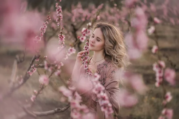 Menina Elegante Bonita Posando Jardins Floridos Jovem Feliz Saudável Está — Fotografia de Stock