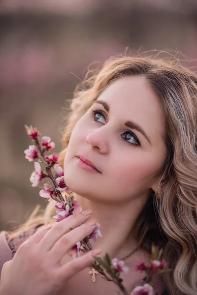 Menina Elegante Bonita Posando Jardins Floridos Jovem Feliz Saudável Está — Fotografia de Stock