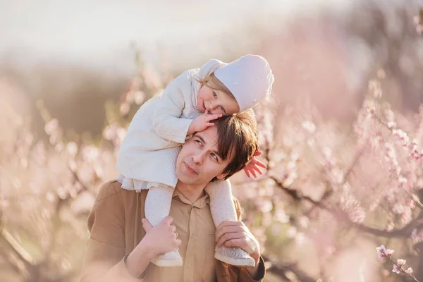 Papa Geht Mit Seiner Tochter Tochter Sitzt Auf Papas Nacken — Stockfoto