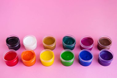 Diy kiti. Yaratıcılık ve rahatlık için çok renkli akrilik boya seti. Evde işgali bekleyen renklerin gökkuşağı. Çocuklar için erken gelişim. Renkli bir arkaplanda gökkuşağı renkleri konserveleri.