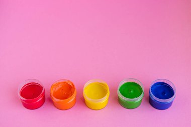 Diy kiti. Yaratıcılık ve rahatlık için çok renkli akrilik boya seti. Evde işgali bekleyen renklerin gökkuşağı. Çocuklar için erken gelişim. Renkli bir arkaplanda gökkuşağı renkleri konserveleri.