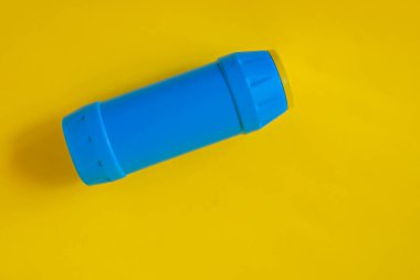 Sarı yazı tipinde plastik mavi şişe. Kimya ve temizlik malzemeleri için plastikler. Plastik kap.
